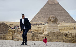 世界最高男VS最矮女 在金字塔前同框亮相