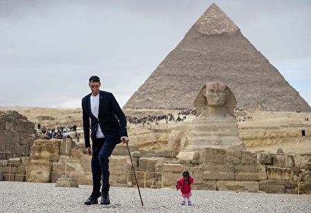 世界最高男vs最矮女在金字塔前同框亮相 吉尼斯世界纪录 世界上最高的人 世界上最矮的人 大纪元