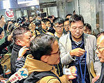拟向选举主任质询 DQ 泛民东区区议员被阻开会