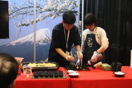 日本展位現場製作美味大阪燒。