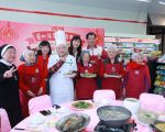 五位失智爺奶 參與「門市年菜圍爐」