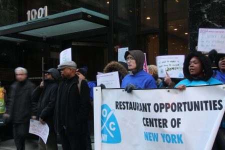 餐馆工人团体在抗议。