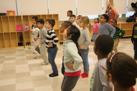 51公校今年剛剛新招聘了一名舞蹈教師，圖為孩子們上舞蹈課。
