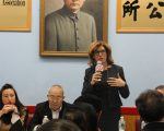 曼寧訪華埠 商討拍電影擾民問題