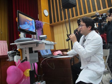 台大医院云林分院的神经外科医师透过远端视讯，检视成大医院斗六分院病患的电脑断层影像与临床症状。