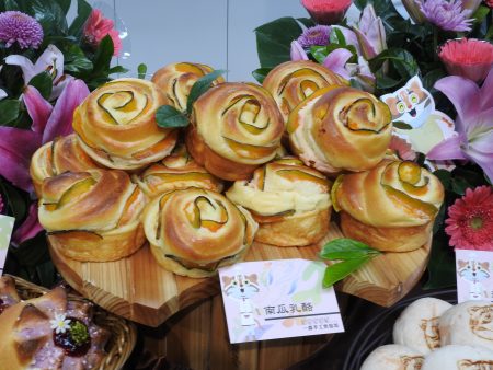 为迎接即将到来的世界花卉博览会，台中多家知名糕饼业者以花入饼、入面包，创造出极具特色的花博专属产品。