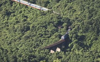 無人機拍到驚人景象 4000英尺長火車螺旋攀升