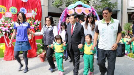 市長議員園長帶領小朋友通過幸福門，相信孩子們在幼兒園學習成長，真的會很幸福。