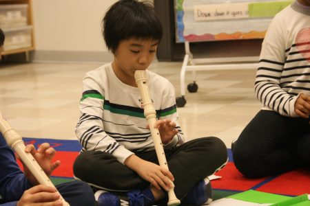 第51公校一名男孩在音樂課上吹豎笛。