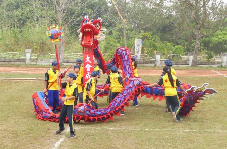 竹山镇清水溪畔7校联合运动会，主办学校中和国小以祥龙献瑞祝大会成功。