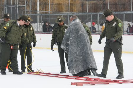 局长亲自上场表演冰面上的求救者。