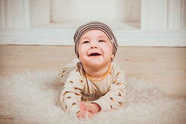 黑人和白人生下的嬰兒，牙齒是什麼顏色？嬰兒沒有牙齒！示意圖（Pixabay）
