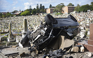 悉尼男子駕奔馳夜沖公墓 翻車受傷