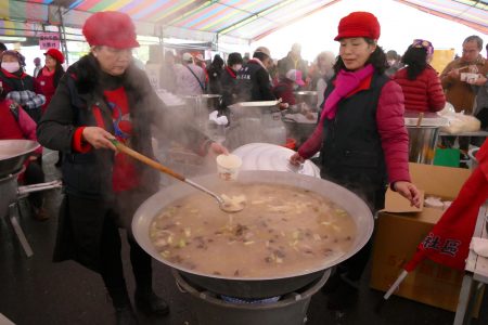 百人大鍋烹煮的冬筍湯。