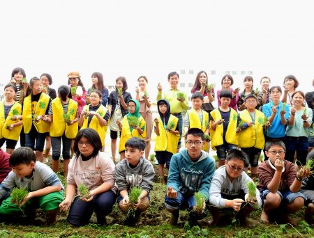 18名營養師與25名高年級學生稻作插秧完成後，一起合影留念。