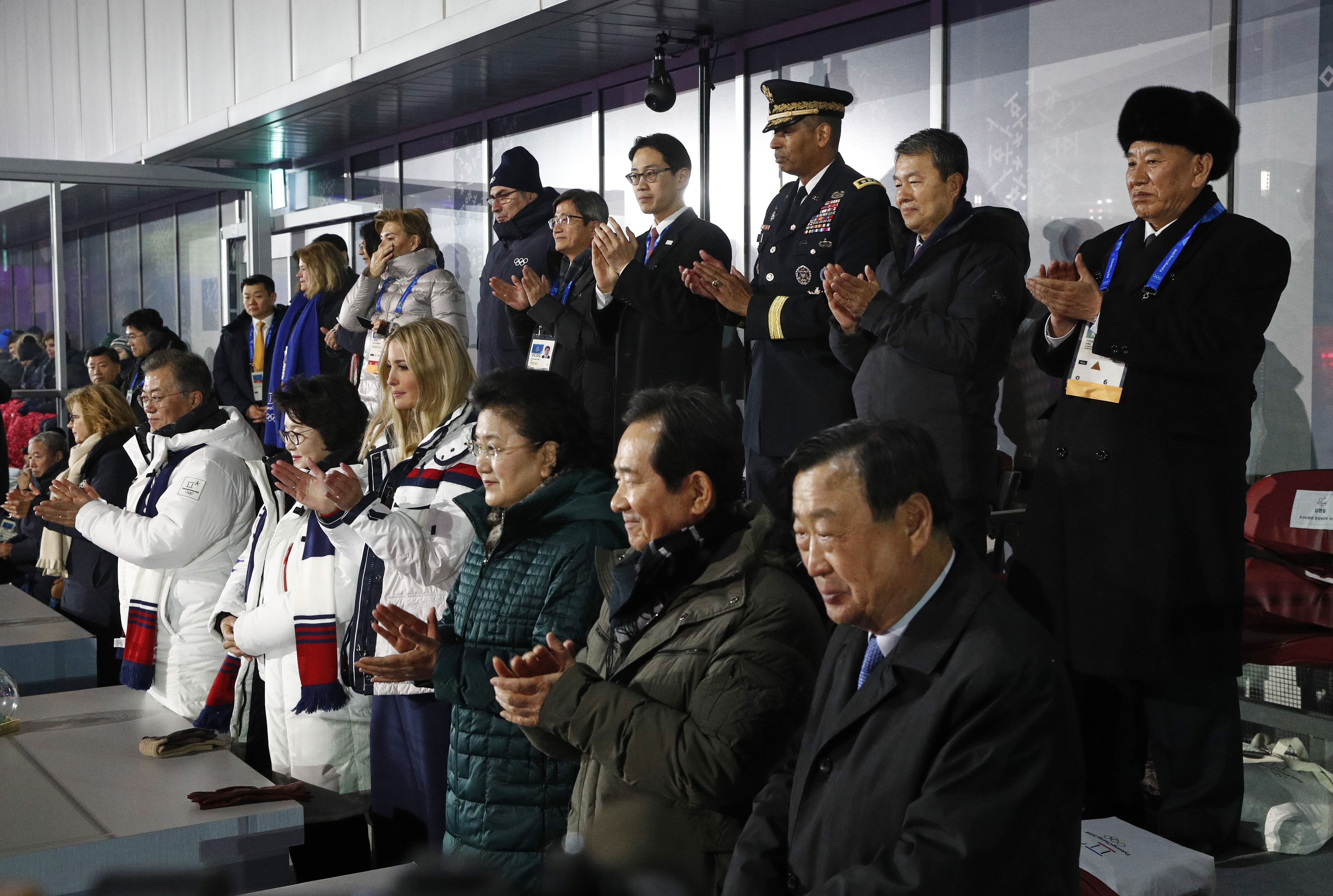在冬奥会的闭幕式上，伊万卡和金英哲中间只隔着中共国务院副总理刘延东夫妇，但两人之间似乎并没有互动。(Patrick Semansky - Pool/Getty Images)