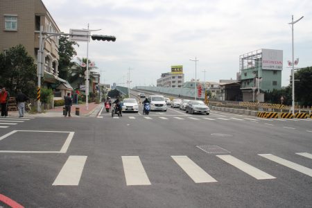 福义街口开通后,高铁大道方向开放左、右转,往西下桥方向号志灯增设左转保护时相、标线划设左弯、右弯专用道,同时为避免车速过快,往西下桥位置设有闯红灯暨测速照相违规取缔设备,呼吁用路人确实遵守交通规则。