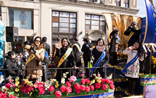紐約新年大遊行 大紀元新唐人向民眾拜年