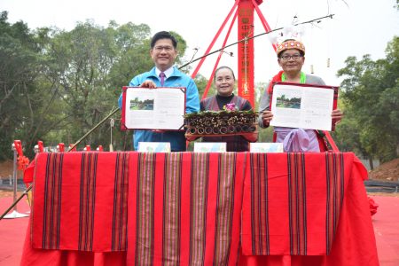 市長林佳龍(左)在原民會副主委伊萬‧納威(中)見證下，與部落代表拉藍‧吾那簽署專用權的授權。