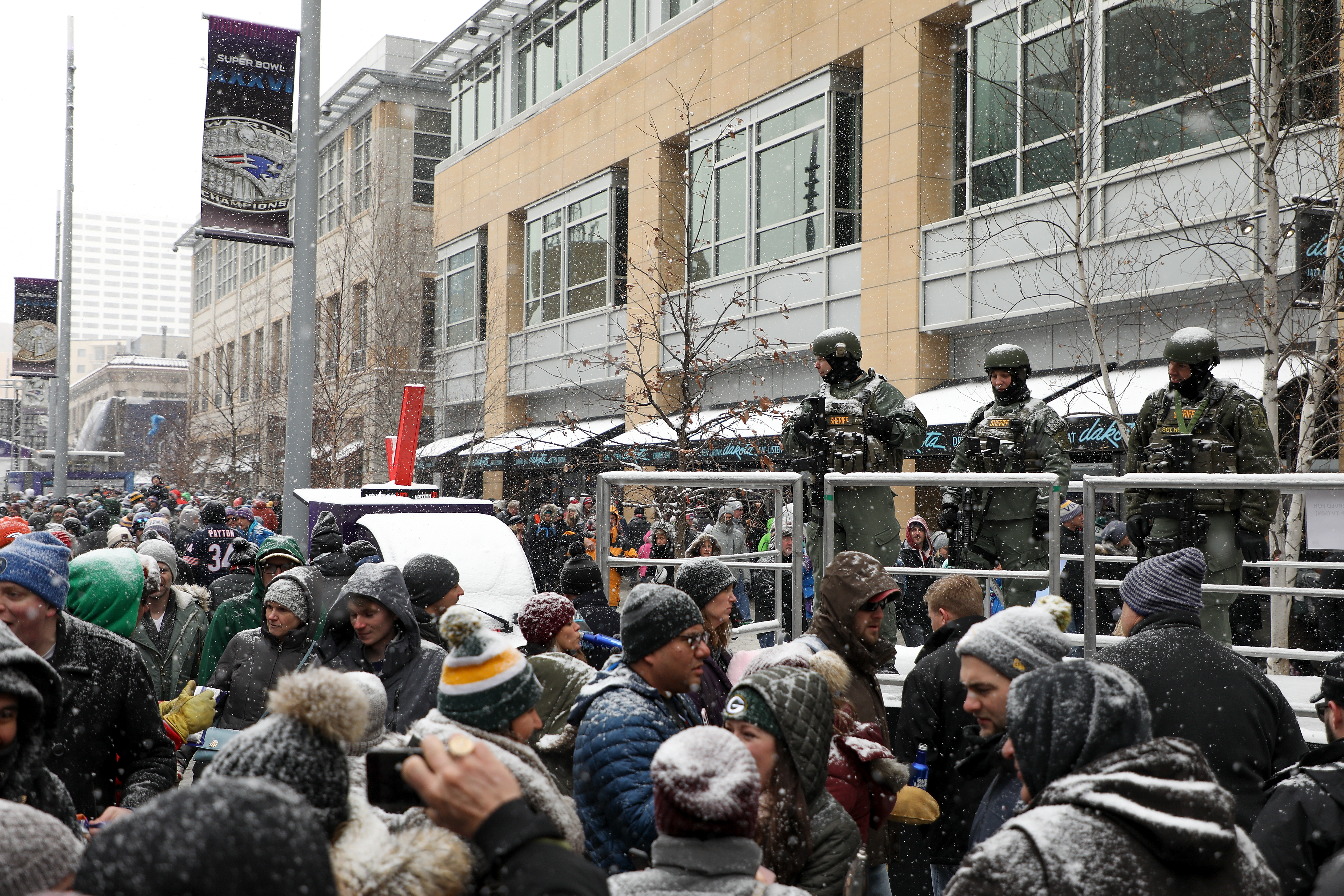 超级碗粉丝周六(2月3日)就已经挤满了明尼阿波利斯市的街道,图为执法人员正在进行密切关注人群,防止意外发生。 (Michael Reaves/Getty Images)