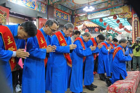 苗栗市長邱炳坤和與會嘉賓以及主祭官上香祈福。