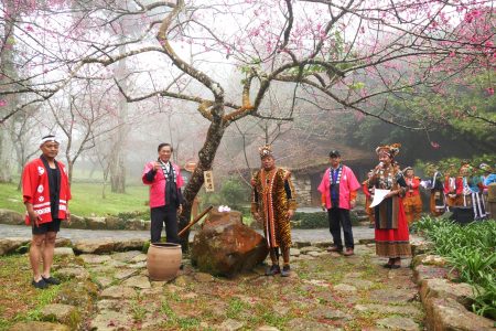 南投县长林明溱（左2）参与九族樱花认养公益活动的启动仪式。