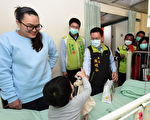 須留在醫院過年病童 彰縣長前往探視發壓歲錢