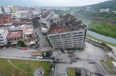 花蓮縣6日深夜發生里氏6.0強震，造成雲門翠堤大樓嚴重傾斜。