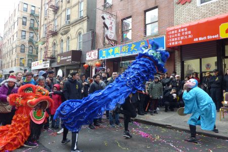 各路舞獅隊伍在華埠逐戶獻技、討紅包，吸引成千上萬的民眾圍觀、喝彩，為華埠新春熱鬧氣氛加溫。