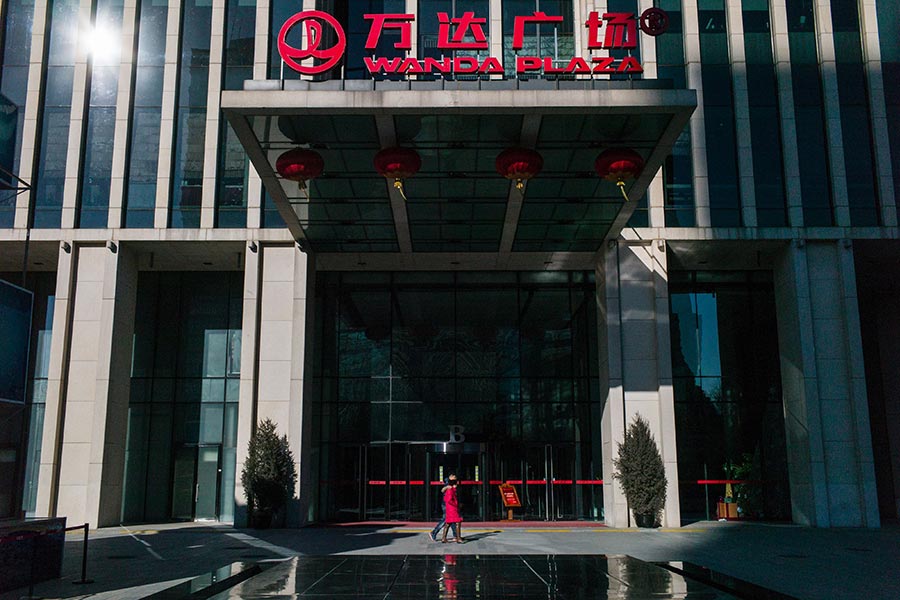 中共去年发出通知,指出限制房地产、酒店、影城等领域的境外投资。于是外界看到,在这方面大举投资的大连万达去年不断遭整肃。王健林开始大卖海外项目。(FRED DUFOUR/AFP/Getty Images)