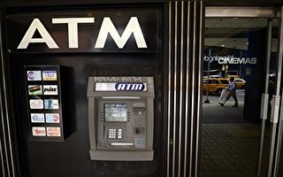 ATM五元吐百元 美国母女“浑水摸鱼”遭起诉