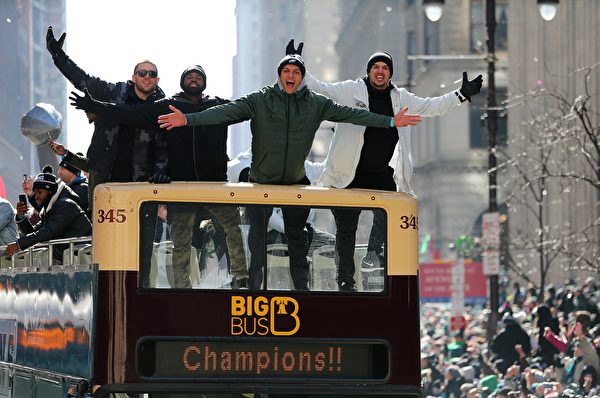 2月8日，費城老鷹隊隊員Zach Ertz, Torrey Smith, Mack Hollins 和 Trey Burton (從左至右) 參加慶祝遊行。(Rich Schultz/Getty Images)