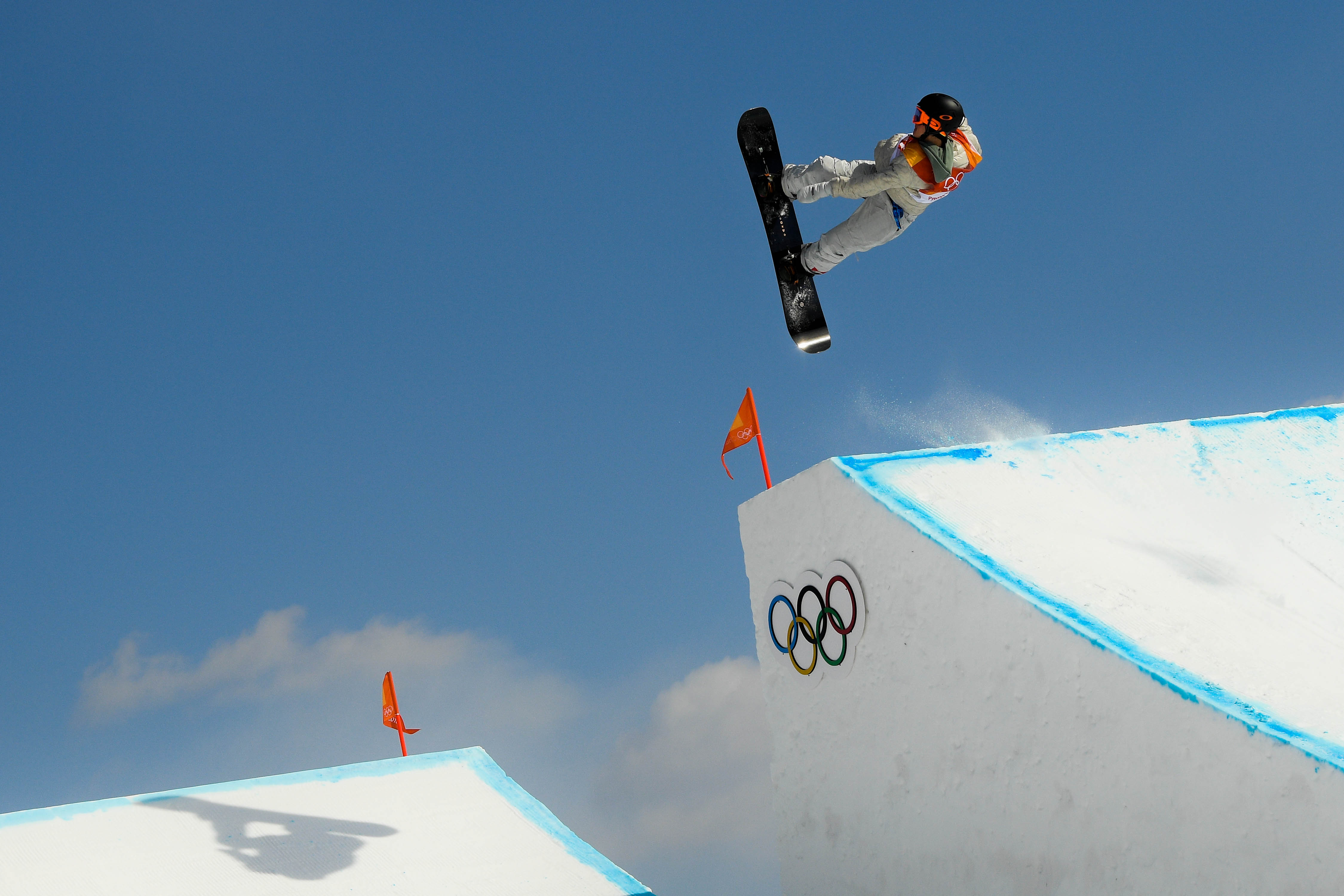 在平昌奧運會的第二天,美國選手瑞德‧傑拉德(Red Gerard)參加男子單板滑雪障礙技巧挑戰決賽,並獲勝。 (David Ramos/Getty Images)