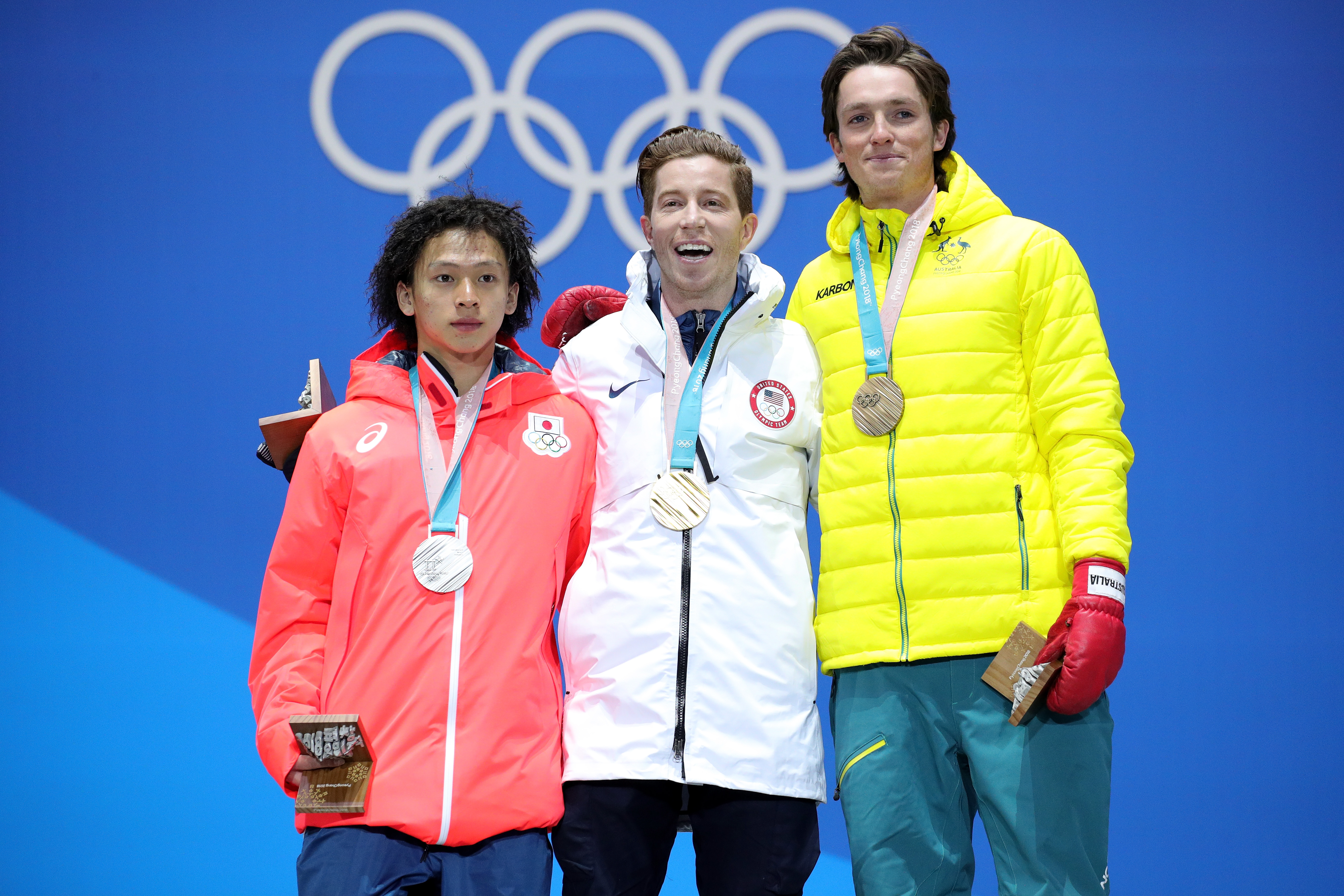 2018平昌冬奥会男子美国肖恩‧怀特U型场地决赛冠军美国肖恩‧怀特(中)、亚军日本平野步梦(左)、季军澳大利斯科蒂‧詹姆斯。 (Andreas Rentz/Getty Images)