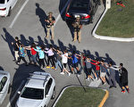 19歲槍手持AR-15在佛州高中掃射 至少17死