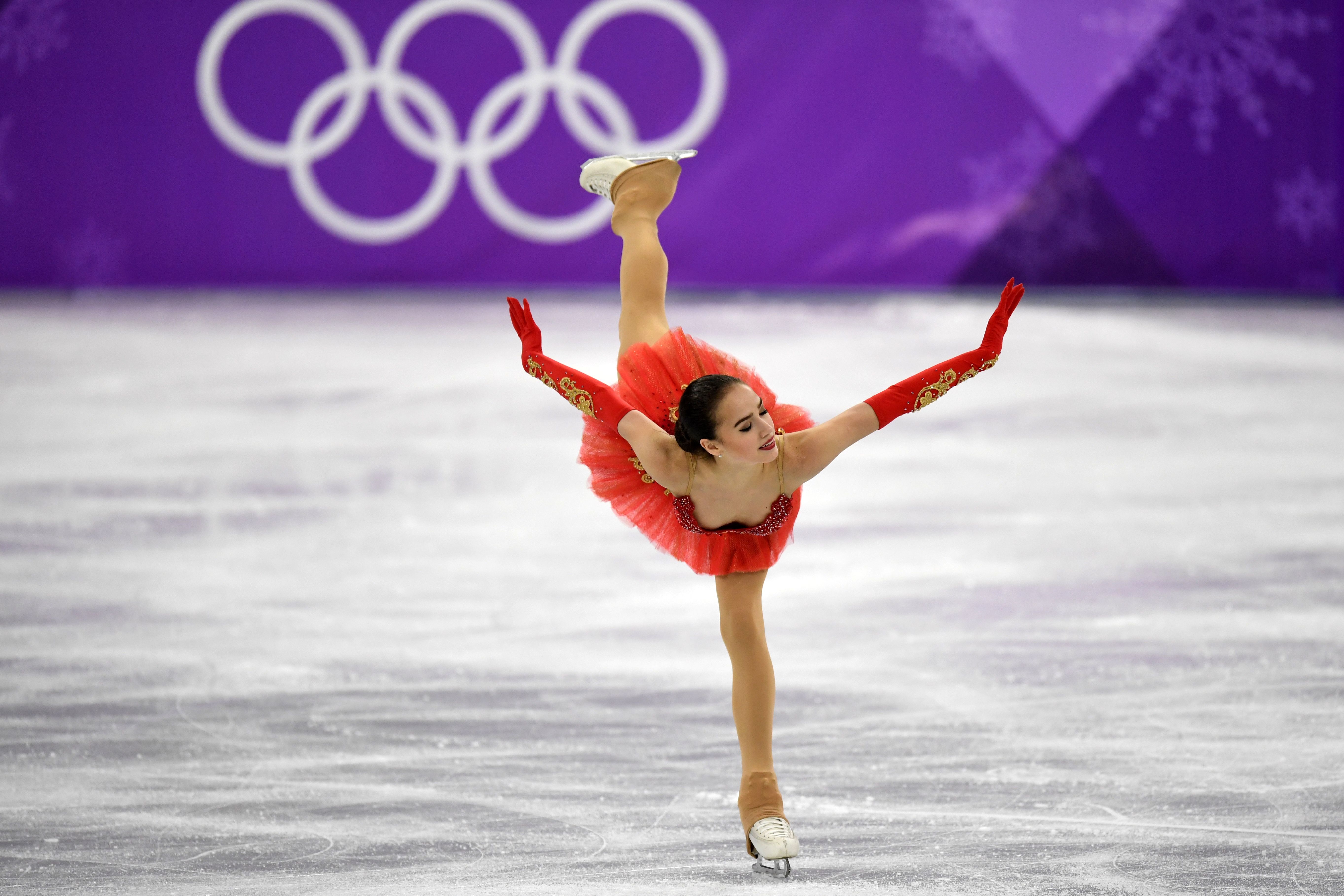 扎吉托娃在2月23日的比赛中优雅地在冰上展现舞姿。 ( KIRILL KUDRYAVTSEV/AFP/Getty Images)