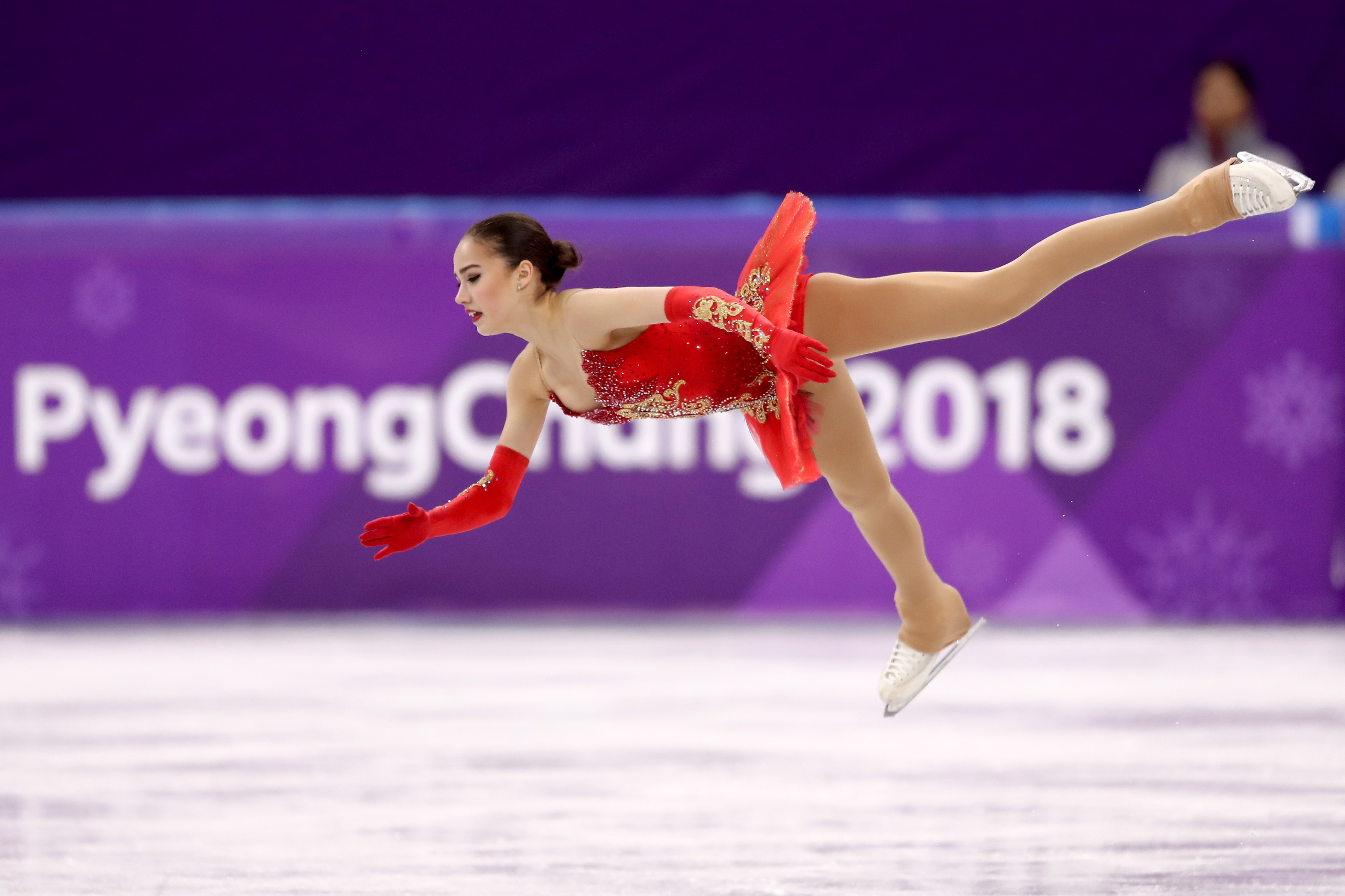 扎吉托娃在2月23日的比赛中优雅地在冰上展现舞姿。 (Richard Heathcote/Getty Images)