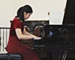 华裔少女钢琴家英国比赛崭露头角