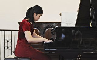 华裔少女钢琴家英国比赛崭露头角