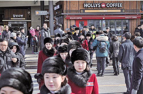 北韩规模庞大的女子啦啦队。(AFP)