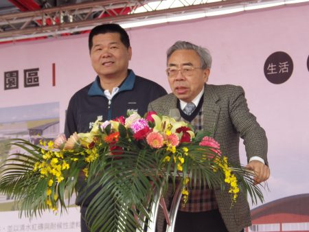 台塑總裁王文淵（右）及麥寮鄉長許忠富（左）上台致詞。
