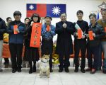 迎接新年 国民党新竹县党部送春联、做公益
