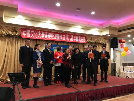 美東校友會理事唱校歌。