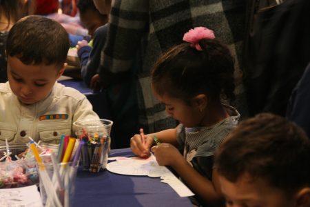 孩子们在儿童周上作画。