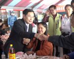 嘉市長和議長與火災受災戶圍爐餐敘
