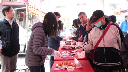  營造中國新年採買熱鬧氛圍，嘉義市年貨大街黃曆年前開跑，現場試吃的人都相當滿意。