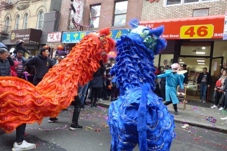 各路舞獅隊伍在華埠逐戶獻技、討紅包，吸引成千上萬的民眾圍觀、喝彩，為華埠新春熱鬧氣氛加溫。