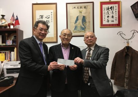 鄧遐勳會長（左）與李可喬董事長（右）將捐款支票交給中華公所主席蕭貴源（中）。