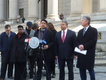 14日纽约市检察官们在州最高法院门前召开记者会，要求ICE收回法庭抓人政策。