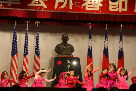华侨学校学生表演节目。
